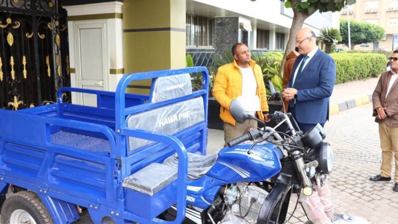 اهداء تروسيكل لشاب