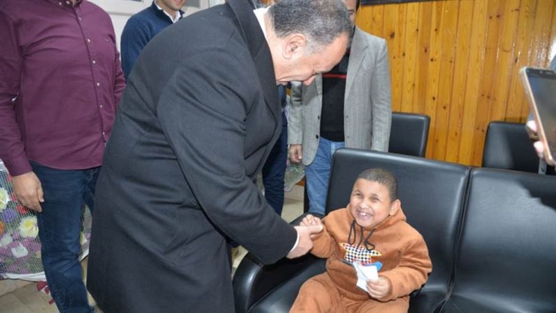 محافظ أسيوط يزور