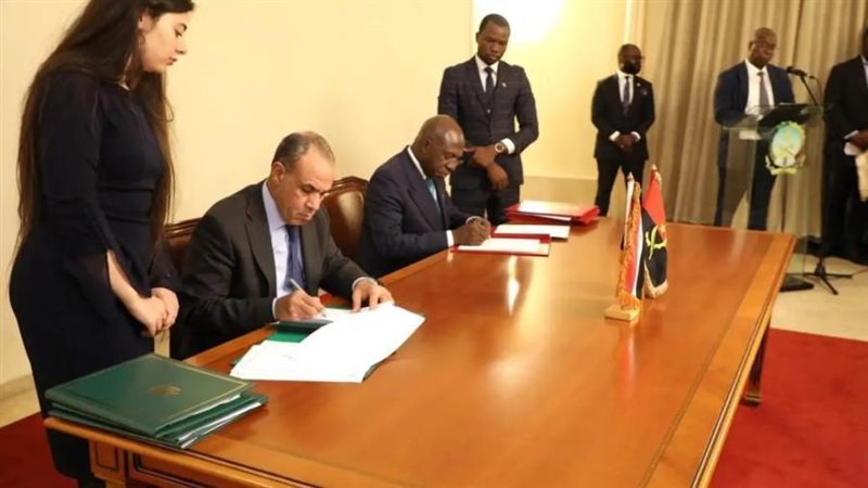 وزير الخارجية يوقع
