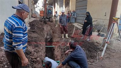 بالمشاركة المجتمعية .. تركيب خطوط الصرف الصحي بدسوق كفر الشيخ
