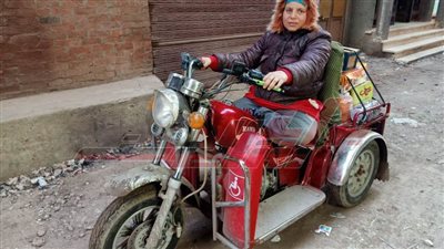 «تزحف على يديها»| «رشا» تتحدى الإعاقة بموتوسيكل ومحل بقالة: «باكلها بالحلال ونفسي أروح أحج»