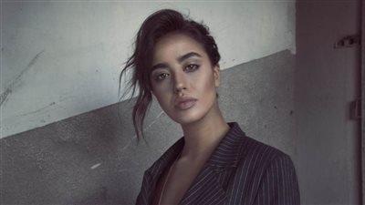 فنانة لبنانية تفاجئ الجميع بارتداء الحجاب