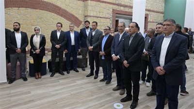 رئيس الوزراء يلتقي عددا من خريجي برنامج التدريب من أجل التوظيف وأكاديمية المواهب المصرية