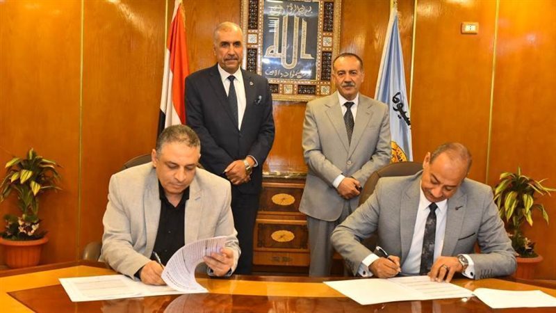 جانب من توقيع البروتوكول