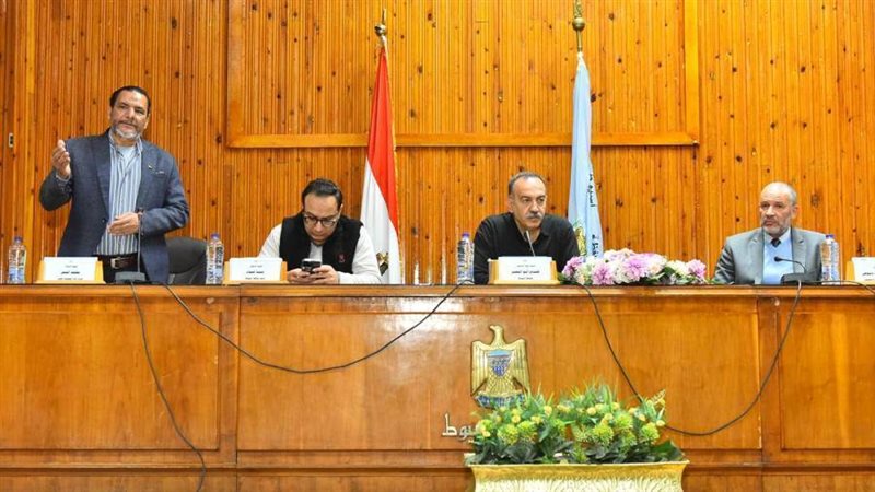 محافظ أسيوط يلتقي