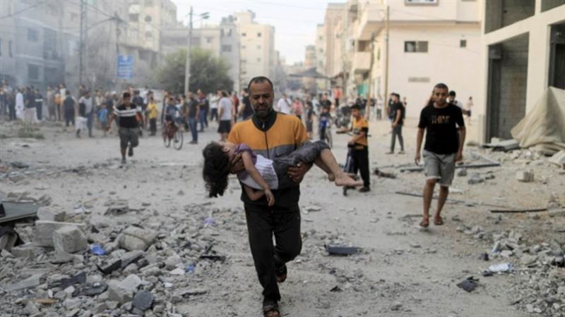 رجل فلسطيني يحمل