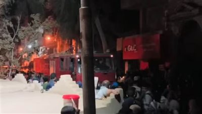 بسبب ماس كهربائي.. حريق يلتهم محتويات مخزن أخشاب واسفنج بالشرقية 