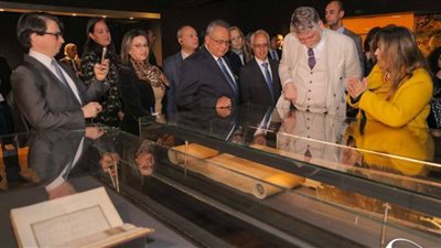 وزير الثقافة الإيطالي ومدير مكتبة الإسكندرية يفتتحان معرض 