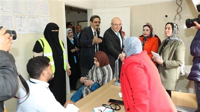 غنيم  يتفقد القافلة الطبية بالتعاون بين طب النهضة ونهضة بني سويف