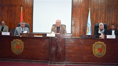 رئيس جامعة سوهاج يُكرم ٥٦٧ موظفًا بالجهاز الإداري