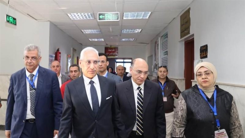 رئيس الجامعة خلال