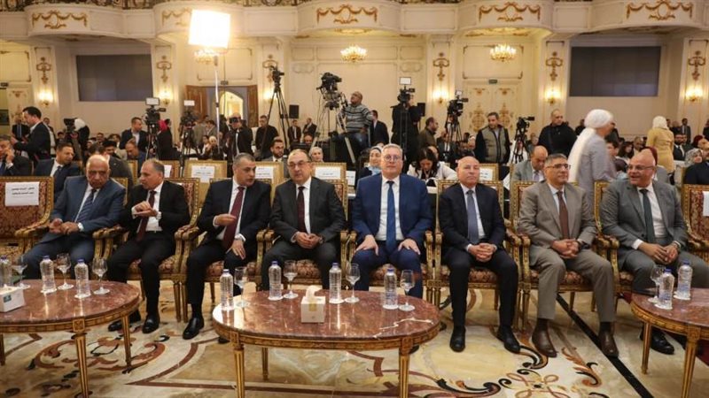 خبراء ومسؤولون يبحثون