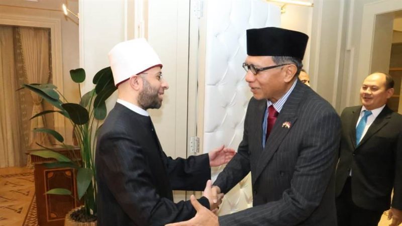 وزير الأوقاف وسفير