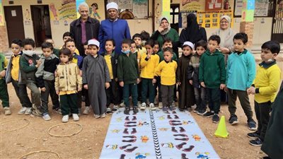 خطف القلوب .. شيخ معهد أزهري بالزقازيق يشارك التلاميذ اللعب