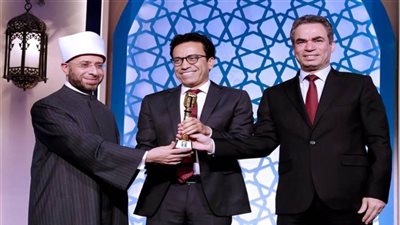 الفنان سامح حسين يهدى برنامجه 