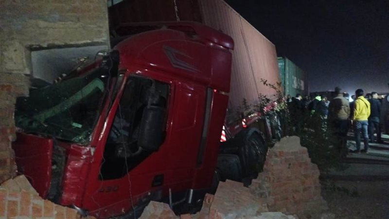 تصادم سيارة بشرفة