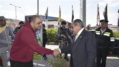 محافظ بورسعيد يتابع ميدانيا انتظام العمل بمحطات الوقود 