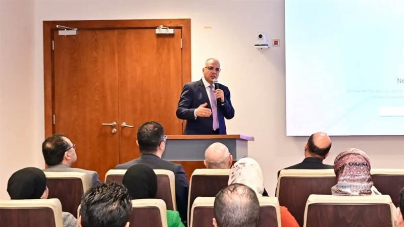 وزير الري خلال عرض