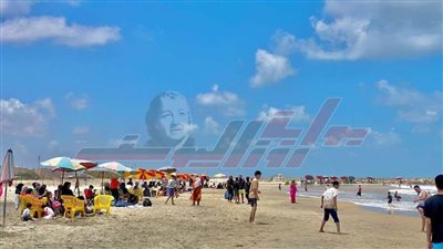 توافد المصطافين على شواطئ بلطيم لقضاء إجازة شم النسيم