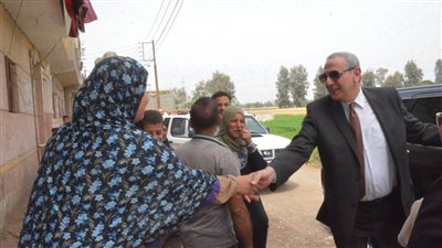 محافظ الغربية يتجول في قرية “أشناواي” بالسنطة ويستمع لشكاوى ومقترحات المواطنين