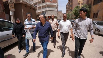 محافظ أسيوط يتفقد مساكن عزبة السجن ويوجه بتحسين البنية التحتية للصرف الصحي