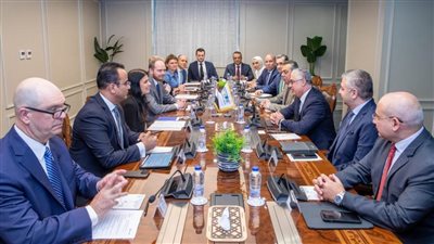 رئيس اقتصادية قناة السويس يبحث تعزيز التعاون مع شركة AP Moller MAERSK 