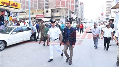 نائب محافظ مطروح يقود حملة لرفع الإشغالات بوسط مدينة مرسى مطروح