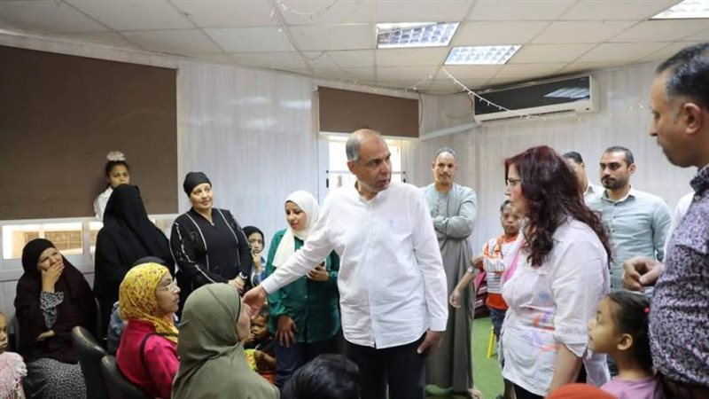 محافظ المنيا داخل