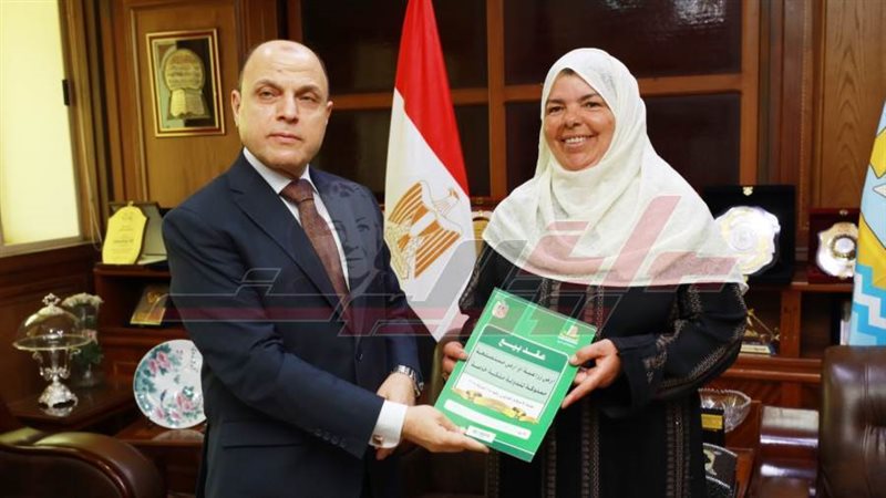 تسليم العقود