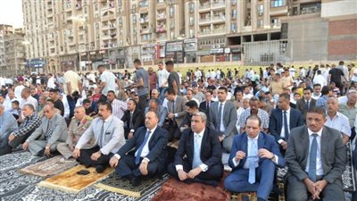 محافظ أسيوط يؤدي صلاة عيد الأضحى بساحة أرض الملاعب وسط حشود جماهيرية
