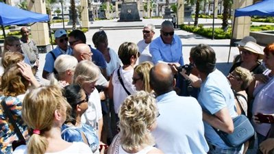 محافظ أسوان يلتقي فوجا سياحيا ويهدي لهم هدايا تذكارية