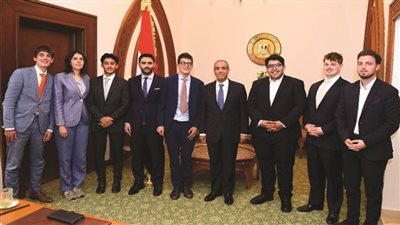 وزير الخارجية والهجرة يلتقي مجموعة من الطلاب في الجامعات بالمملكة المتحدة