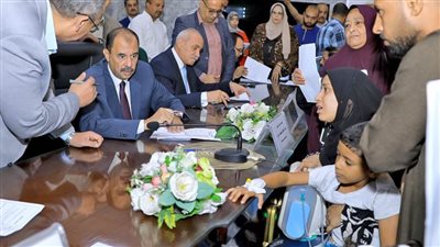 خلال فعاليات اللقاء الجماهيري الأسبوعي.. محافظ سوهاج يبحث شكاوى وطلبات المواطنين 