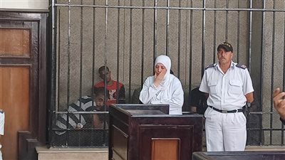 بعد 17 عامًا من الزواج.. معلمة تذبح زوجها وتطعن ابنهما والمحكمة تعاقبها بالإعدام.. القصة الكاملة