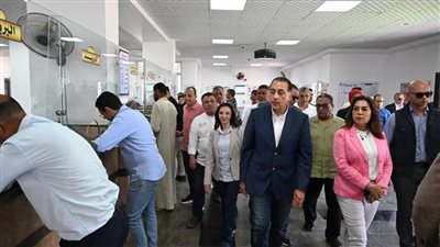 خلال تفقده المركز التكنولوجي بزاوية صقر.. مدبولي يدير حوارًا مع مواطن: 