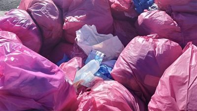 كارثة صحية بالغردقة.. إلقاء مخلفات طبية خطرة في صناديق شوارع حي جنوب |صور