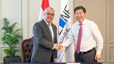 رئيس اقتصادية قناة السويس يوقع عقد مشروع شركة 