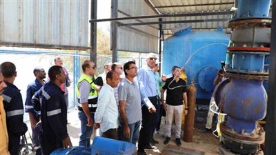 محافظ أسوان يطمئن على منظومة تشغيل محطة مياه أبو الريش 