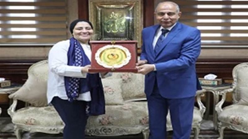 محافظ المنيا والمدير