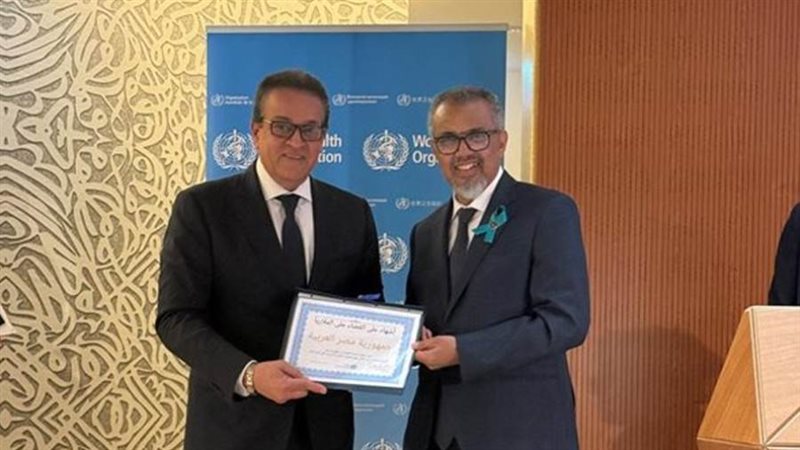 وزير الصحة مع الدكتور