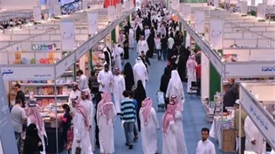 إقبال كثيف من زوار معرض الرياض الدولي للكتاب على أجنحته وفعالياته