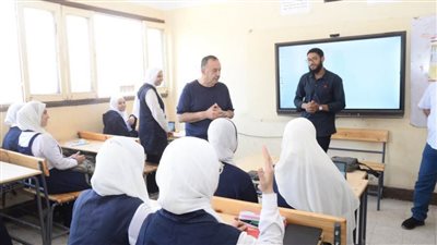  محافظ أسيوط يتفقد مدرستي المطيعة الثانوية المشتركة والإعدادية البحرية المشتركة