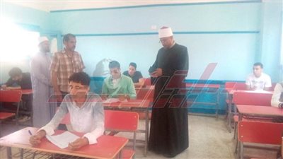 رئيس المنطقة بتفقد امتحان «الأحياء» بالثانوية الأزهرية بكفر الشيخ