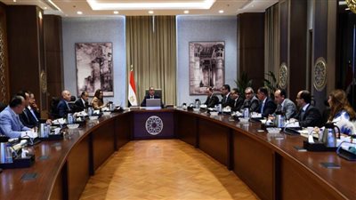 رئيس الوزراء يعقد اجتماعًا بشأن مُناقشة تنظيم مُؤتمر استثماري 