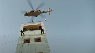 عرض لقوات الصاعقة ضمن فعاليات تخرج دفعات جديدة من الكليات العسكرية