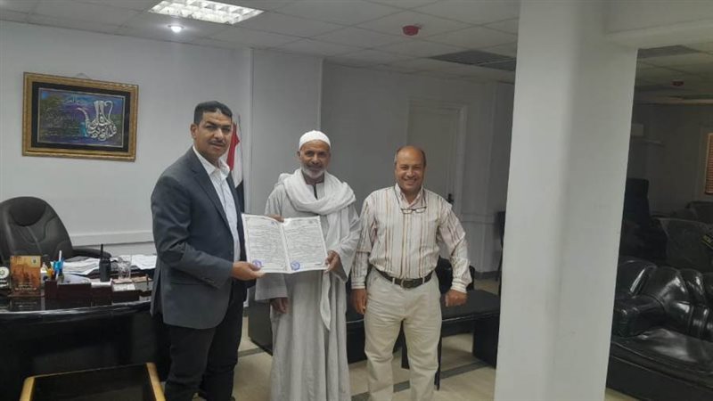 جانب من تسليم العقود