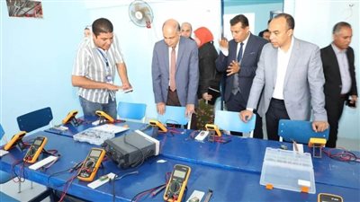 محافظ المنيا يزور مصنعين للالكترونيات والأخشاب بالمنطقة الصناعية بالمطاهرة