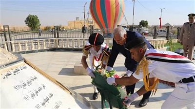 محافظ الوادي الجديد يضع إكليلًا من الزهور على النصب التذكاري لشهداء القوات المسلحة