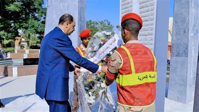 محافظ سوهاج يضع إكليلا من الزهور على النصب التذكاري لشهداء أكتوبر 