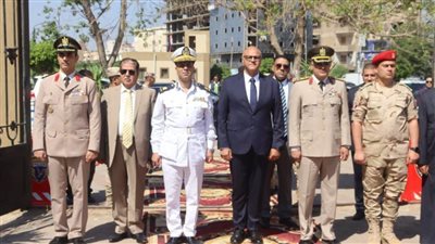محافظ القليوبية ومدير الأمن يضعان إكليلا من الزهور على النصب التذكاري لشهداء أكتوبر